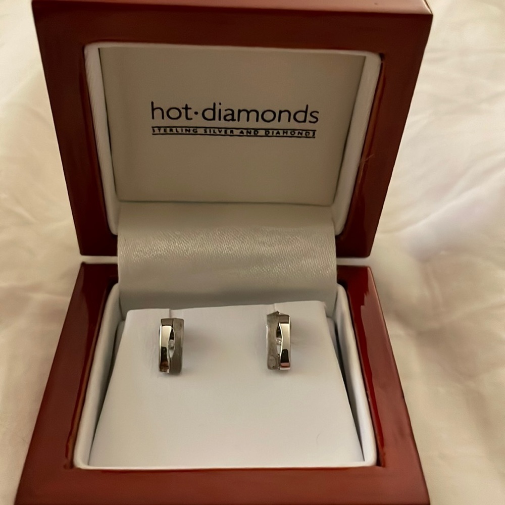 Hot Diamonds Stearling Silver and Diamond Earrings